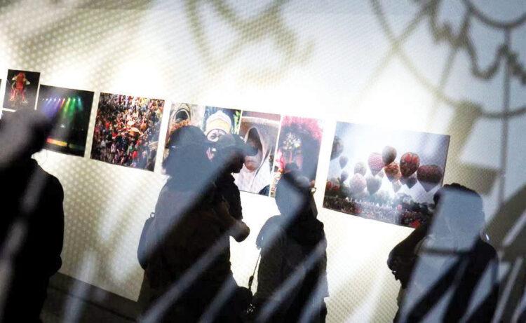 Jaga Kelangsungan Industri Media, Komdigi Siapkan Kebijakan Keseimbangan antara Media Mainstream dan Digital 1 PAMERAN FOTOGRAFI— Sejumlah pengunjung menyaksikan pameran fotografi Kelompok Mahasiswa Peminat Fotografi (KMPF) UNJ di Galeri Foto Jurnalistik Antara, Jakarta, Jumat (21/6/2024).