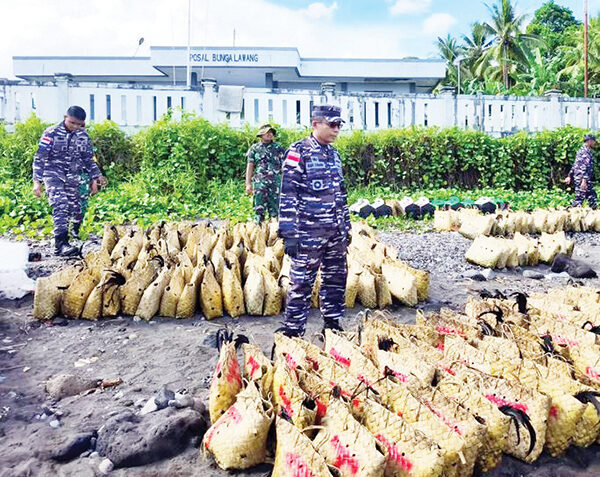 TNI AL Tangkap Kapal Bermuatan Ayam Ras Filipina dan Miras Ilegal 1 BARANG BUKTI— Barang bukti penyelundupan ayam ras Filipina dan barang campuran minuman keras ilegal di Perairan Kepulauan Sangihe.