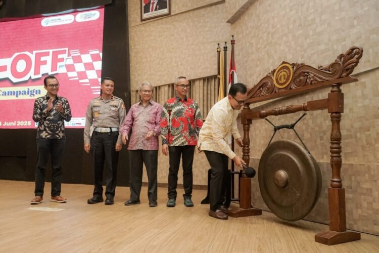 PUKUL GONG— Wakil Rektor Bidang Infrastruktur dan Fasilitas UI, Agus Setiawan, membuka pelaksanaan Road Safety Campaign ditemani Ketua Yayasan AHM Ahmad Muhibbuddin, Dekan FKM UI Mondastri Korib Sudaryo, Dirkamsel Korlantas Polri Brigjen Pol.Dr.Bakharuddin Muhammad Syah, dan wakil Yayasan AHM Gede Eka Dharmika.