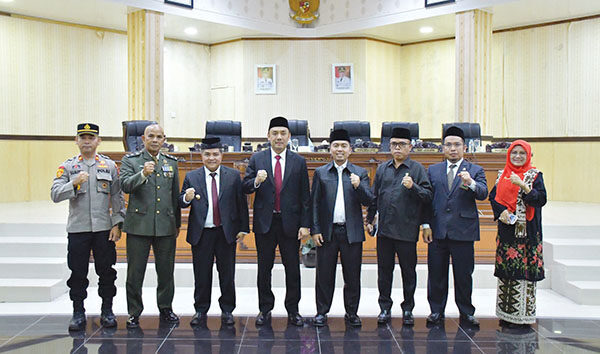 Bupati Agam Sampaikan Nota Pengantar Ranperda Pertanggungjawaban Pelaksanaan APBD Tahun Anggaran 2024 1 KETUA DPRD Agam, H. Ilham, Lc, MA, didampingi Wakil Ketua, Henrizal dan Bupati Agam Benni Warlis, Wakil Bupati Muhammad Iqbal,
unsur Pimpinan Forkopimda Plus, berfoto bersama usai rapat paripurna.