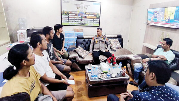 4 Pelaku Pungli Wisatawan Malaysia di Pantai Airmanis Diamankan, Minta Uang Masuk dan Parkir Rp200 Ribu 1 JALANI PEMERIKSAAN—Empat pelaku pungli terhadap rombongan wisatawan asal Malaysia di Pantai Airmanis, menjalani pemeriksaan dan membuat surat pernyataan, setelah diamankan aparat Polsek Padang Selatan, Kamis (12/6).