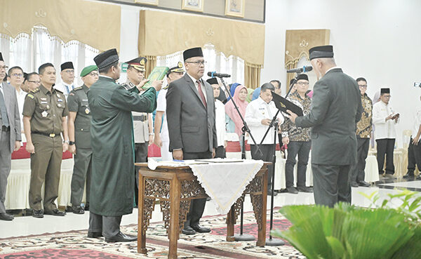 Gubernur Lantik Arry Yuswandi Menjadi Sekdaprov Sumbar, Tuntaskan Tugas Berat Butuh Komitmen dan Sinergitas 1 Gubernur Sumbar membacakan sumpah atas pelantikan Sekdaprov Sumbar, Arry Yuswandi