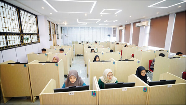 4.418 Peserta Ikuti UTBK Seleksi Masuk Unand 1 TES POTENSI SKOLASTIK— Calon mahasiswa mengikuti UTBK yakni Tes Potensi Skolastik (TPS), yang meliputi literasi dalam Bahasa Indonesia dan Bahasa Inggris, serta penalaran matematika, di hari pertama, di kampus Unand Limau Manis, Selasa (17/6).