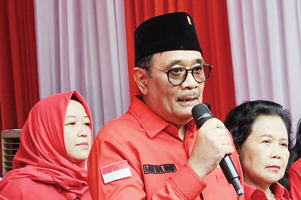 Peringati Hari Lahir Pancasila, PDIP Singgung Upaya Rezim Orde Baru Membelokan Sejarah 1 INSPEKTUR UPACARA— Ketua DPP PDI Perjuangan, Djarot Saiful Hidayat, menjadi inspektur upacara Peringatan Hari Lahir Pancasila di Lenteng Agung, Jakarta, Minggu (1/6).