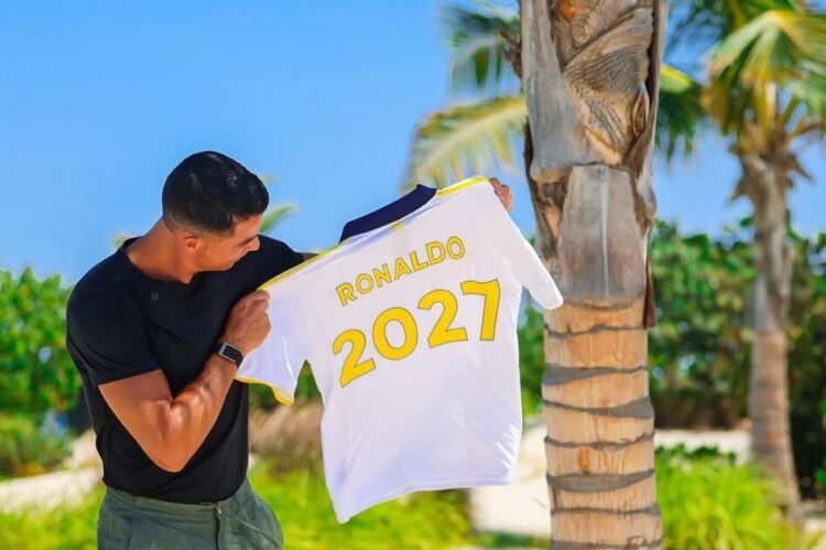 PERPANJANG KONTRAK— Cristiano Ronaldo perpanjang kontrak hingga 2027.