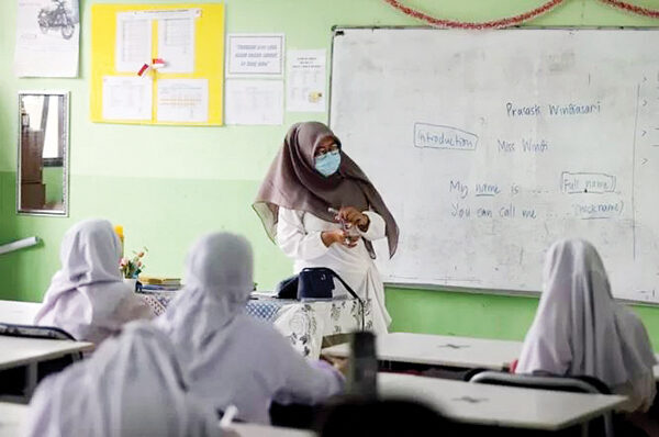 Kemensos Buka Rekrutmen Guru Sekolah Rakyat 1 ILUSTRASI— Guru memberikan materi saat kegiatan belajar mengajar.