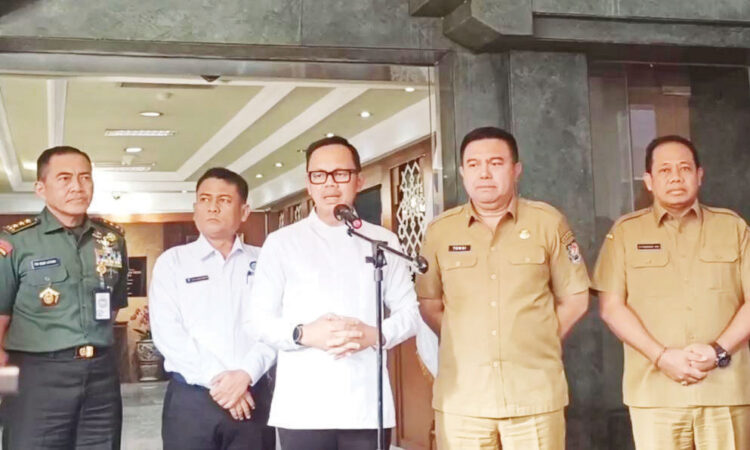 BERI KETERANGAN— Wakil Menteri Dalam Negeri Bima Arya Sugiarto di kantor Kemendagri, Jakarta Pusat, Senin (16/6).