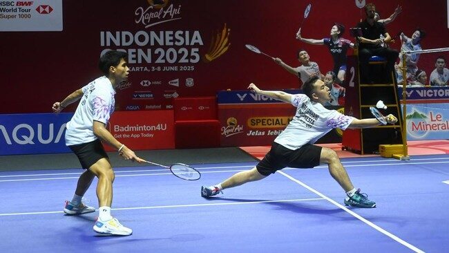 Sabar/Reza Kalah, Indonesia Tanpa Gelar di Indonesia Open 2025 1 INDONESIA OPEN— Sabar Karyaman/M. Reza Pahlevi kalah dari Kim Won Ho/Seo Seung Jae dengan skor 21-18, 19-21, 12-21 di final Indonesia Open 2025. Indonesia kembali tanpa gelar di turnamen ini.