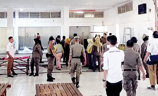 Tingkatkan Jumlah Pengunjung, Pujasera Pantai Padang Mulai Dibenahi 1 PEMBENAHAN PUJASERA— Petugas Dinas Pariwisata dan Satpol PP Padang mulai melakukan pembenahan dan penataan terhadapa pedagang di Pujasera Pantai Padang, di jalan Samudera, Kecamatan Padang Barat, Selasa (3/6).