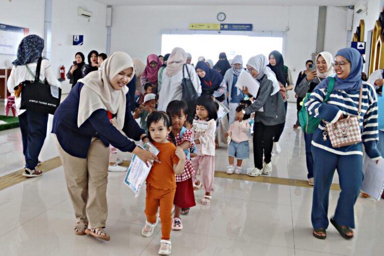 Suasana penumpang kereta api di Stasiun Padang. Foto: Reza Shahab/Kepala Humas KAI Divre II Sumbar