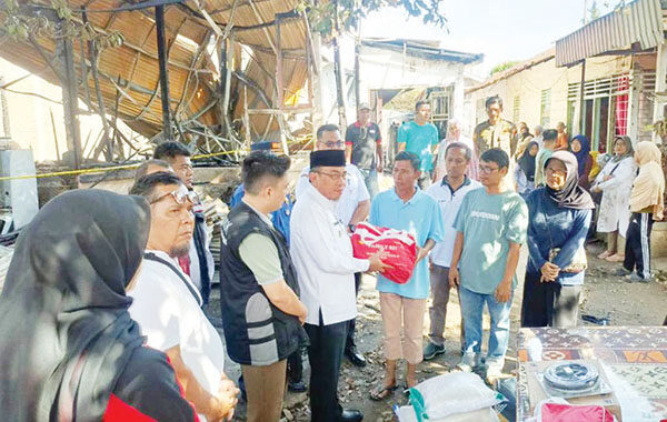 Kebakaran di Padang Timur Hanguskan Dua Rumah, Pemko Gerak Cepat Beri Bantuan 1 SERAHKAN BANTUAN— Wawako Maigus Nasir, menyerahkan bantuan untuk korban bencana kebakaran yang menimpa dua unit rumah di Jalan Gading Rantih No 21 Kelurahan Simpang Haru, Kecamatan Padang Timur, Rabu (4/6) dini hari.