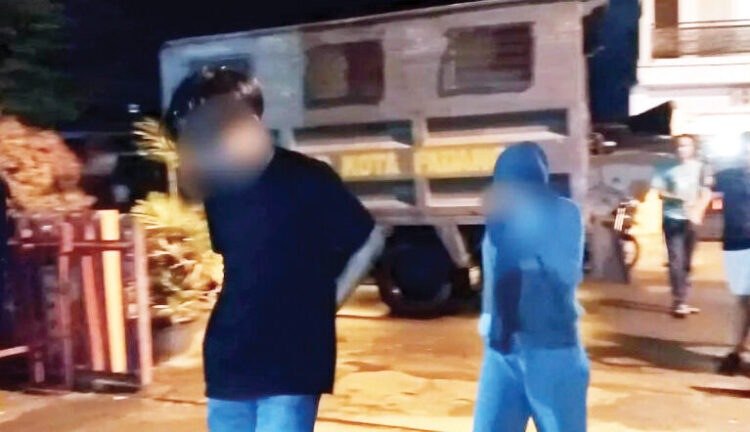 Indehoi di Tempat Gelap Tengah Malam, Pasangan Muda Mudi Digerebek Warga sedang Berpelukan dan Ciuman 1 DIBAWA KE MAKO SATPOL PP— Petugas Satpol PP Kota Padang mengamankan pasangan muda mudi yang digerebek warga tengah berpelukan dan berciuman di tempat gelap, di di Sungai Bangek, Kecamatan Koto Tangah, Senin (9/6) dini hari WIB. Keduanya langsung digiring ke Mako Satpol PP di jalan Tanmalaka.