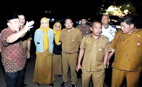 Wawako Pastikan Wajah Pantai Padang Lebih Tacelak 1 PENINJAUAN PANTAI PADANG— Wawako Padang Maigus Nasir, bersama sejumlah kepala OPD melakukan peninjauan intensif ke kawasan wisata Pantai Padang pada Selasa malam (10/6).