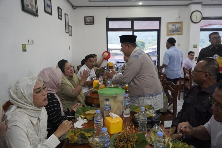 Wako Padangpanjang Serahkan Proposal Pembangunan Pertanian ke Komisi IV DPR RI 1 SILATURAHMI— Wali Kota Padangpanjang Hendri Arnis, salami Ketua Komisi IV DPR RI Titiek Soeharto saat berkunjung ke Padangpanjang.