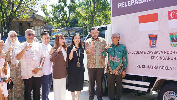 L’ile Chocolate Cita Rasa Unik Balado Diekspor ke Singapura 1 TEMBUS PASAR SINGAPURA— Wali Kota Padang Fadly Amran bersama Owner Lile Chocolate dan founder PT Sumatera Chocolate Indonesia, Priscilla Raisa Pertana, ikut melepas ekspor pertama Lile Chocolate ke pasar Singapura, Jumat (20/6).
