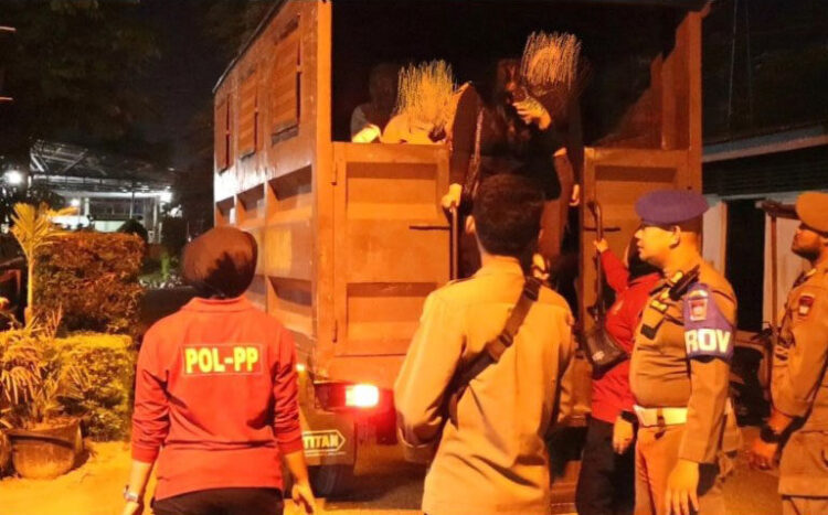 Razia Tempat Hiburan Malam, 18 Remaja Putri Terjaring 1 PENERTIBAN HIBURAN MALAM— Petugas Satpol PP Kota Padang berhasil menjaring 18 remaja putri dan berbagai lokasi hiburan malam, saat dilakukan razia, Kamis (27/6) malam.