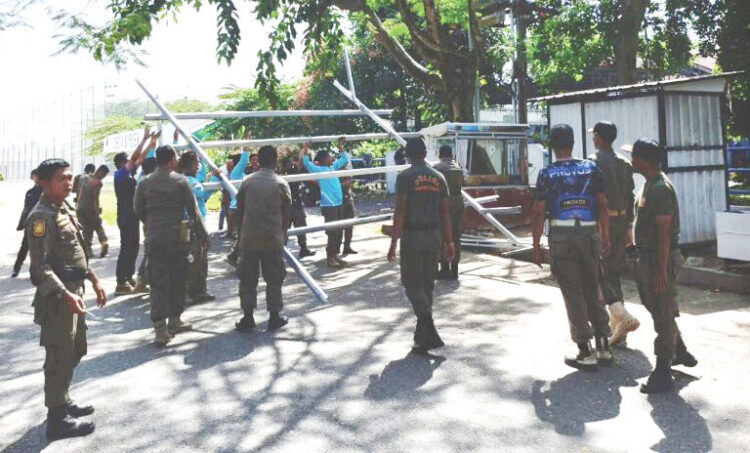 Jualan di Trotoar, Satpol PP Tertibkan PKL Flamboyan 1 PENERTIBAN PKL— Petugas Satpol PP Padang menertibkan lapak pedagang kaki lima (PKL) yang berada di Jalan Flamboyan, Kecamatan Padang Barat pada Rabu (25/6). Sebelumnya, pemilik sudah diminta untuk membongkar secara mandiri lapaknya dalam waktu tiga hari.