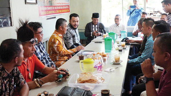 Wako Serap Aspirasi di Kedai Kopi, Warga Minta Bebaskan Belimbing Kuranji dari Banjir 1 NGOPI DI WARUNG— Wali Kota Padang Fadly Amran yang berbaur dengan warga pengunjung kedai kopi lain untuk menyerap langsung aspirasi dari warga Kuranji, di jalan raya Belimbing, Kuranji, Sabtu (21/6).