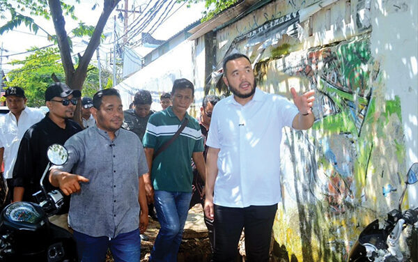 37 PKL di Perintis Kemerdekaan Direlokasi ke Suliki, Urai Kemacetan, Pemko Siapkan Tenda Seragam 1 RELOKASI PKL— Wali Kota Padang, Fadly Amran, Pemko Padang memimpin langsung relokasi PKL di sepanjang jalan Perintis Kemerdekaan, Kamis (26/6). Puluhan PKL ini bakal dipindahkan ke jalan Suliki, dan Pemko akan menyiapkan tenda-tenda yang seragam, agar terlihat kerapian dan keindahan area berjualan.