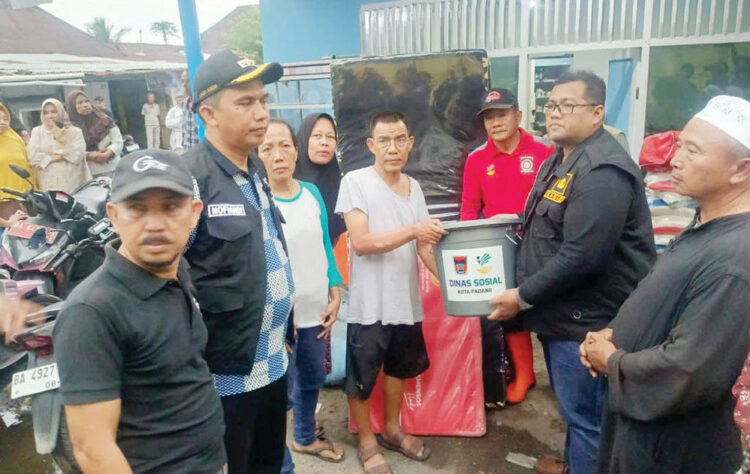 6 KK Korban Kebakaran Gates Nan XX Terima Bantuan Logistik 1 BANTUAN LOGISTIK— Dinas Sosial Kota Padang menyerahkan kebutuhan pokok dan logistik untuk enam Kepala Keluarga (KK) di Kelurahan Gates Nan XX, Kecamatan Lubuk Begalung yang rumahnya mengalami kebakaran, Sabtu (28/6).