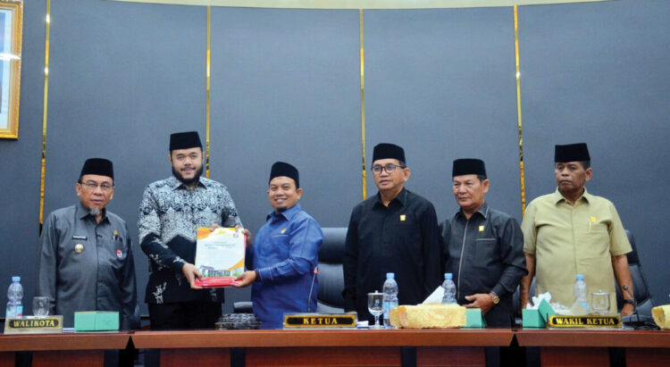Ketua DPRD Padang, Muharlion, meyerahkan nota hasil penyampaian fraksi terkait kesepakatan Perubahan KUA-PPAS APBD 2025.