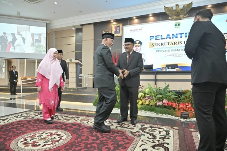 PELANTIKAN SEKDAPROV— Gubernur Sumbar  Mahyeldi memberikan ucapan selamat kepada Arry Yuswandi usai dilantik sebagai Sekdaprov Sumbar, di Auditorium Gubernuran, Jumat (13/6).