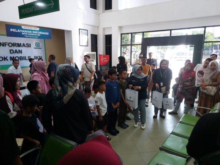 Peringati HUT ke-52 BMHS, RSU Bunda Padang Gelar Khitanan Massal Gratis 1 Direktur RSU Bunda Padang, dr Helgawati, MM menyerahkan hadiah kepada anak-anak ikut khitanan, Jumat (27/6).