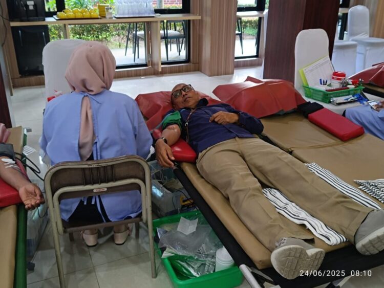 donor darah--PT PLN (Persero) UID Sumatera Barat bekerja sama dengan UDD PMI Kota Padang menggelar kegiatan donor darah pada Selasa (24/06) di Aula Kantor Induk PLN UID Sumatera Barat.