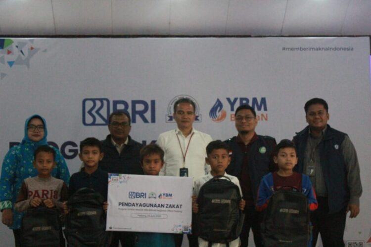 BRI Padang Gelar Khitnan Gratis 190 Anak-anak Tidak Mampu 1 BRI Padang bersama YBM BRILiaN RO Padang dan IWABRI RO Padang menggelar khitan massal gratis untuk masyarakat kurang mampu