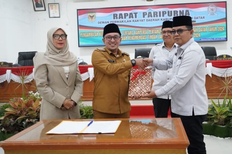 8 Fraksi DPRD Tanahdatar Setuju Ranperda Pertanggungjawaban APBD 2024 jadi Perda 1 SERAHKAN NOTA KESEPAKATAN— Bupati Tanahdatar Eka Putra menyerahkan nota kesepakatan pada Ketua DPRD Anton Yondra.