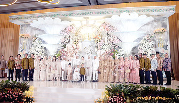 Hj. Merry Nasrun Baralek Gadang, Kapolda Sumbar Irjen Pol. Gatot Tri Suryanta dan Sutiyoso jadi Saksi Pernikahan Stevianie Merianda & Budi Candra 1 Keluarga Besar Hj. Merry Nasrun poto bersama.