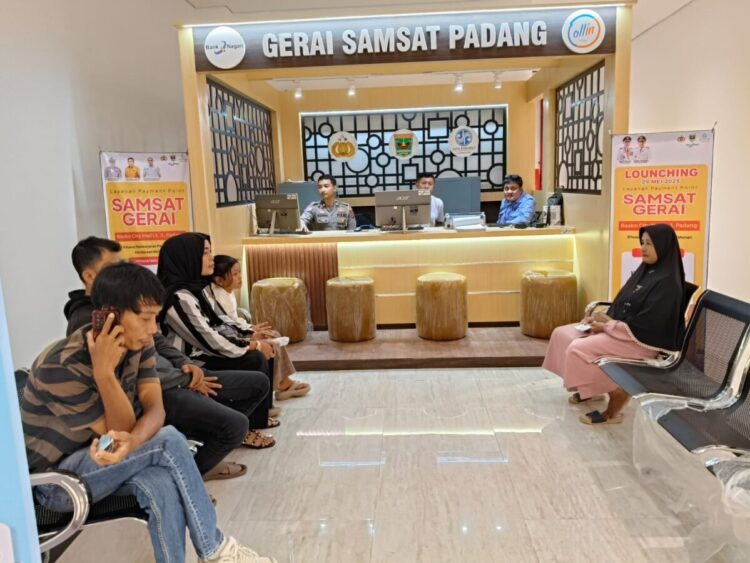 Jalin Kerja Sama, Bapenda Sumbar Hadirkan Gerai Samsat di Basko City Mall 1 Terhitung Rabu (11/6) Gerai Samsat resmi beroperasi di Basko City Mall. Foto: Dokumentasi Bapenda Sumbar