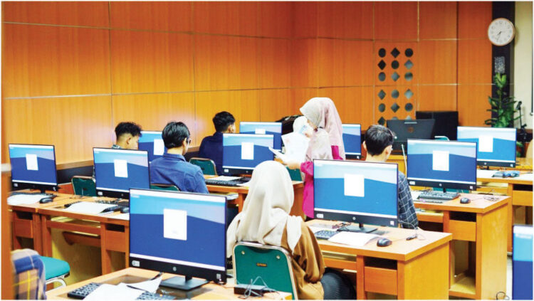 885 Peserta Ikuti Ujian Tulis SMMPTN Barat 2025 di Unand 1 UJIAN TULIS SELEKSI MANDIRI— Calon mahasiswa atau peserta Seleksi Masuk Mandiri Perguruan Tinggi Negeri (SMMPTN) Wilayah Barat tahun 2025, mengikuti ujian tulis, di kampus Unand Limau Manis selama tiga hari, sejak 19 Juni hingga 21 Juni.