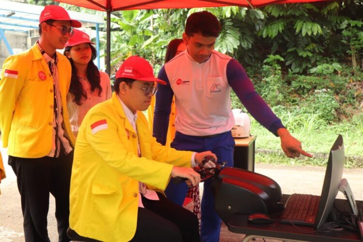 Yayasan AHM Tantang Anak Muda Adu Kreativitas Konten Keselamatan Berkendara 1 HRT-Salah satu Safety Riding Agent sedang mencoba Honda Riding Trainer (HRT) dalam gelaran Safety Riding Campaign di Universitas Indonesia.