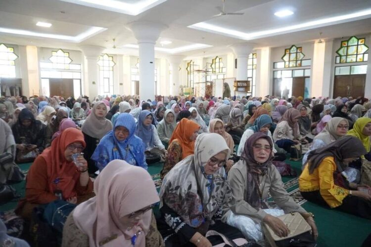 ASN Pemko Diajak Teladani Kegigihan Nabi Ibrahim 1 WIRID BULANAN— ASN Pemko Padang mengikuti kegiatan Wirid Bulanan Pemko Padang, di Masjid Agung Nurul Iman, Jumat (13/6) pagi.