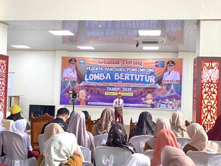 Kembangkan Budaya Baca Sejak Dini, Dinas Kearsipan dan Perpustakaan Gelar Lomba Bertutur Tingkat SD/MI se-Pasbar 1 Acara dibuka oleh Asisten III Bidang Administrasi Umum Setda Pasbar Rafan yang mewakili Bupati Pasbar