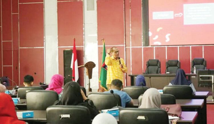 SOSIALISASI BAHAYA NAPZA— Wakil Wali Kota Padang Maigus Nasir menyampaikan sikap tegas Pemko Padang, saat sosialisasi bahaya Napza yang digelar di Aula Kantor Camat Pauh, Kamis (19/6).