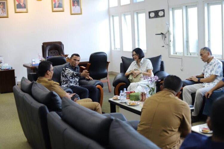 Wawako Allex Audiensi Bersama Keluarga Besar Bustanul Arifin 1 AUDENSI—Allex Saputra menerima audiensi dari anak-anak Bustanil Arifin, di Ruang Kerja Wawako,