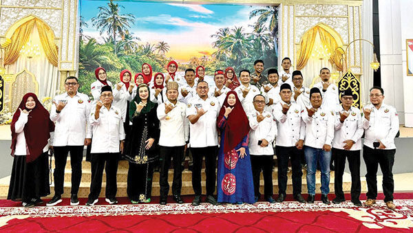 Silaturahmi IKM di Kaltim, Andre Rosiade: Alhamdulillah, Gubernur Bantu Pembangunan Sekretariat IKM 1 SILATURAHMI— Ketua Umum DPP Ikatan Keluarga Minang (IKM) Andre Rosiade melakukan kunjungan ke Kaltim, bertempat di rumah jabatan Gubernur Kaltim, Kamis (19/6). Andre Rosiade bersilaturahmi dengan pengurus DPD IKM Kaltim dan juga Gubernur Kaltim Rudy Mas’ud.