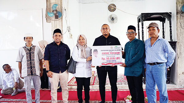 Andre Rosiade Bantu Pembangunan Surau Gaung Batang Kabung Ganting 1 BANTUAN MASJID— Wakil Ketua Komisi VI DPR RI dari Fraksi Gerindra menyerahkan bantuan untuk pembangunan Surau Gaung, Kelurahan Batang Kabung Ganting, Kecamatan Koto Tangah, Kota Padang sebesar Rp50 juta, beberapa waktu lalu.
