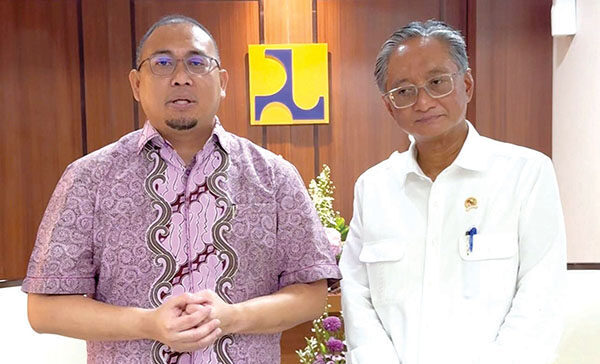 Dua Inpres Ditandatangani Presiden Prabowo, Andre Rosiade: Proyek Pembangunan di Sumbar Bisa Dimulai 1 PROYEK PEMBANGUNAN DI SUMBAR— Wakil Ketua Komisi VI DPR RI dari Fraksi Gerindra Andre Rosiade saat bertemu dengan Menteri PU Dody Hanggodo, Selasa (17/6). Andre memastikan pembangunan sejumlah proyek telah direncanakan di Sumbar dapat dilakukan pada tahun 2025 ini
