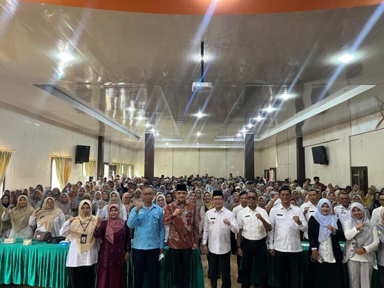 Cegah Penyakit Menular dari Hewan kepada Manusia 1 SOSIALISASI GERAKAN MASYARAKAT SEHAT— Anggota DPR RI Ade Rizki Pratama bersama Wali Kota Payalumbuh saat sosialisasi gerakan masyarakat sehat.