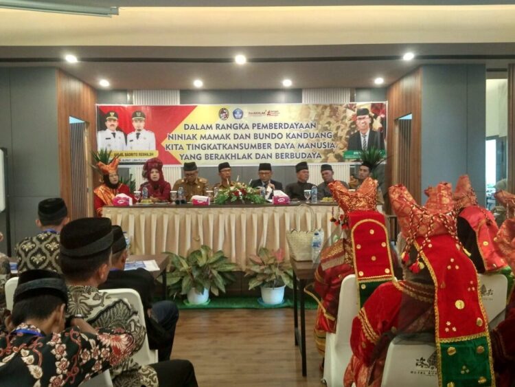 Anggota DPRD Gelar Kegiatan Pemberdayaan Niniak Mamak, Nilai-nilai Adat Istiadat Mulai Bergeser 1 SAMPAIKAN—Anggota DPRD Lima Puluh Kota Dodi Arestu saat menyampaikan pemaparan.