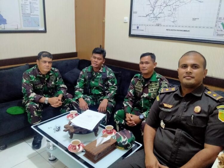 Empat Prajurit TNI Jaga Kantor Kejaksaan Negeri Payakumbuh 1 SIAP KAWAL—Terlihat empat orang prajurit TNI siap bertugas menjaga dan mengawal kantor Kejaksaan Negeri Payakumbuh.