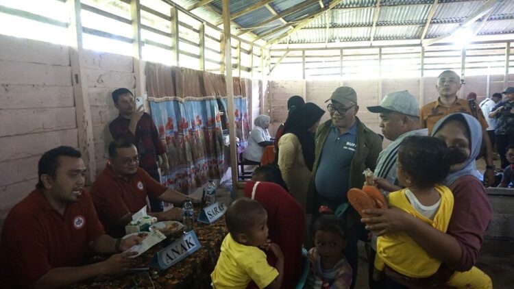 Ratusan Warga Rura Patontang Antusias Ikuti Pengobatan Massal Gratis 1 ANTUSIAS— Warga Jorong Rura Patontang, Nagari Pematang Panjang, Kecamatan Koto Balingka, Kabupaten Pasaman Barat, antusias mengikuti kegiatan Pengobatan Massal Gratis, Rabu (11/6).