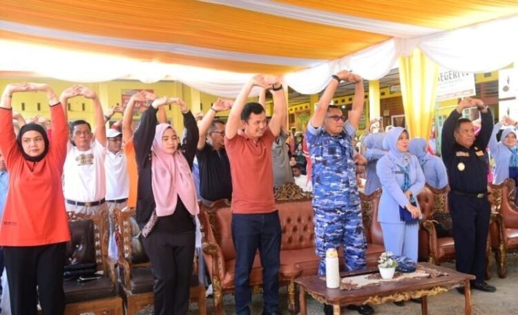 Meriahkan Hari Bhakti TNI AU ke-78 dan HAN, Wabup Apresiasi Khitanan Massal TNI AU Lanud SUT 1 BAKTI SOSIAL— Wakil Bupati Padangpariaman, Rahmat Hidayat membuka kegiatan bakti sosial khitanan massal yang dirangkai dengan gerakan kebugaran jasmani bagi anak sekolah, ASN dan non ASN, serta layanan cek kesehatan gratis.