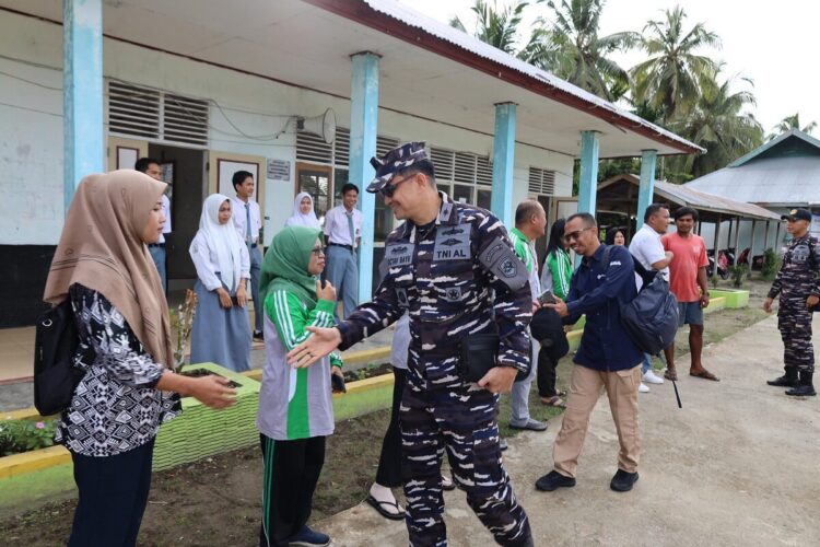EKSPEDISI RUPIAH BERDAULAT— Asisten Potensi Maritim (Aspotmar) Danlantamal II, Letkol Laut (P) Octav Bayu Dirgantara, S.E., M.Tr.Opsla kunjungi warga dan pelajar saat kegiatan Ekspedisi Rupiah Berdaulat (ERB) yang diselenggarakan Bank Indonesia di Kabupaten Kepulauan Mentawai.