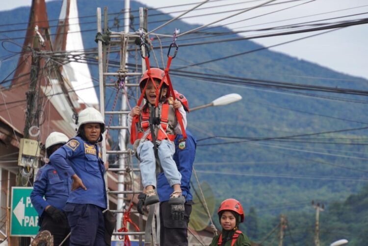 Atraksi Flying Fox dari Satpol PP Damkar Semarakkan CFD 1 Atraksi Flying Fox dari Satpol PP Damkar Semarakkan CFD
