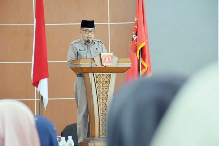 Zakat Jadi Instrumen Penguatan Ekonomi Umat, Pemkab Agam Dukung Penuh Peran Baznas 1 SAMBUTAN— Asisten I Setdakab Agam, Rahman saat memberikan sambutan pada kegiatan penyaluran zakat, di Balairung Rumah
Dinas Bupati Agam, Senin (16/6).