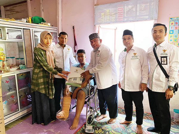 BAZNAS Bukittinggi Serahkan Kursi Roda Kepada Imam Irhabi 1 BANTUAN KURSI RODA— BAZNAS Kota Bukittinggi kembali menyalurkan bantuan kursi Roda kepada Mustahik di Kota Bukittinggi, Senin (16/6).